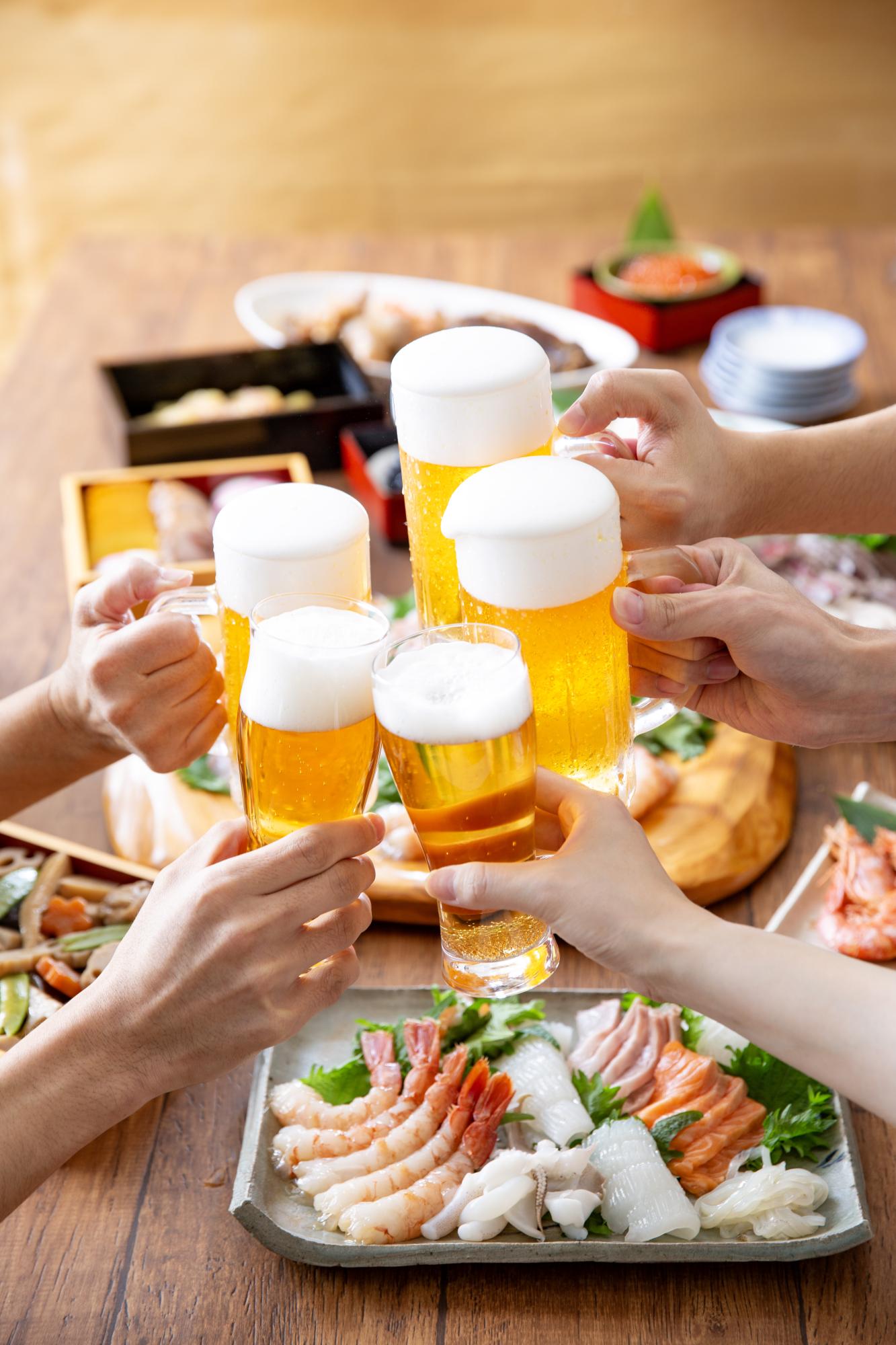 ビールで乾杯、宴会、酒席