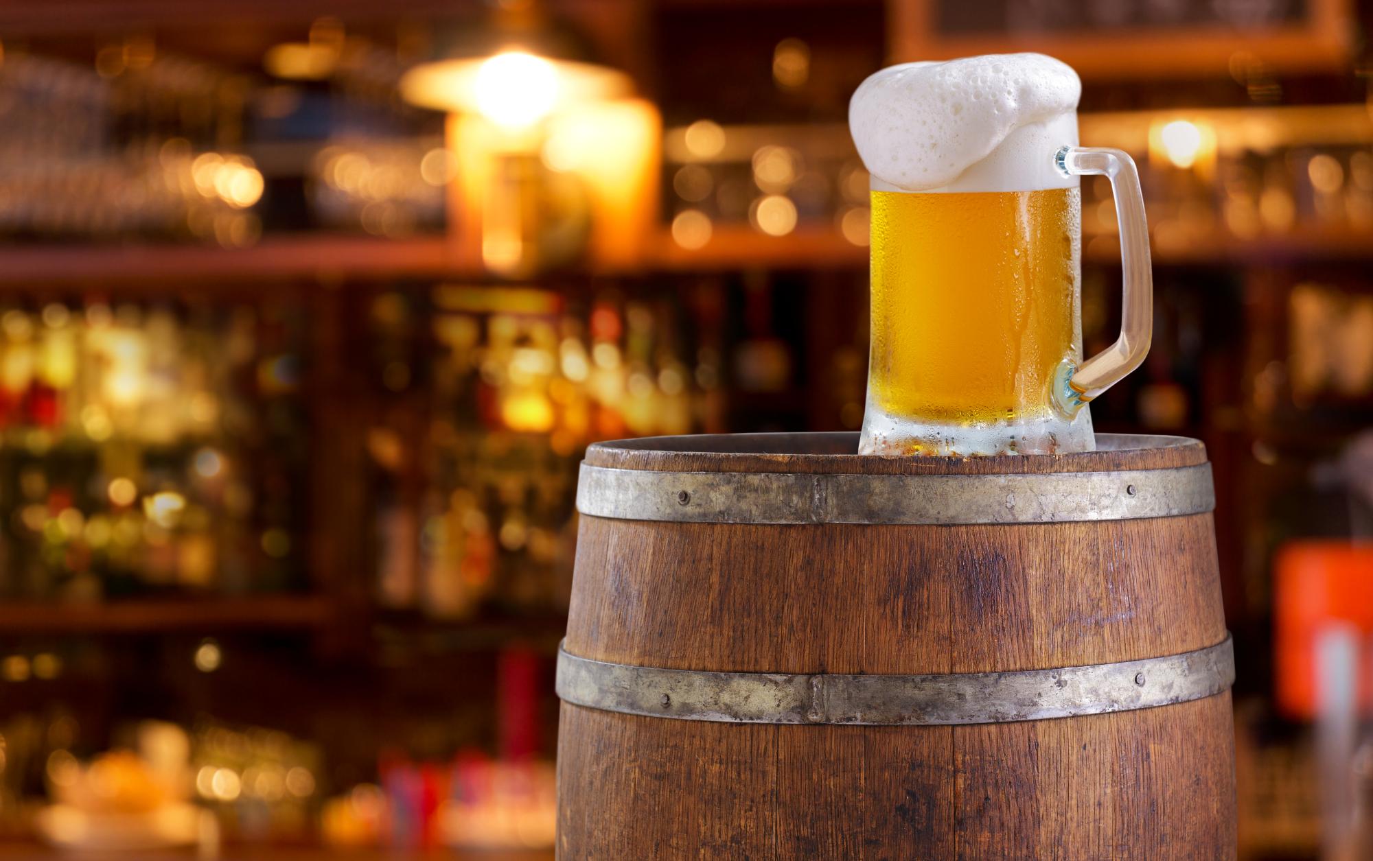 木樽に置かれたビール