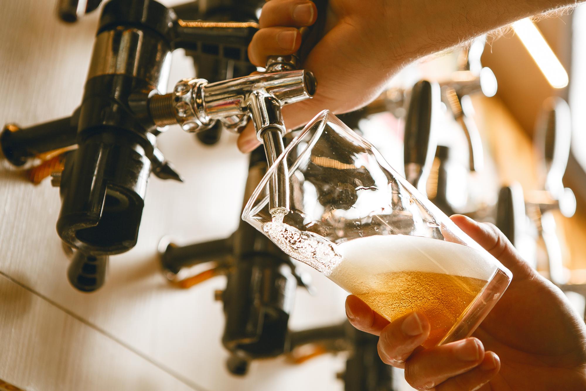 グラスに注がれるビール